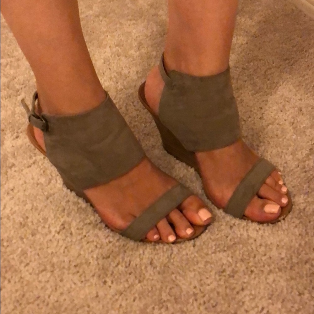 Grey wedges